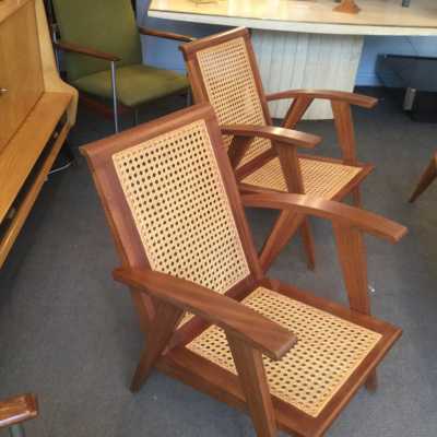 Paire de fauteuils cannés