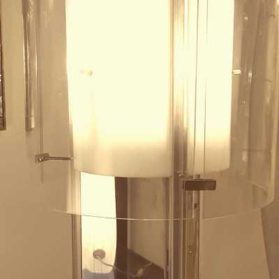 Lampe italienne en métal chromé et plexiglas, XXème siècle