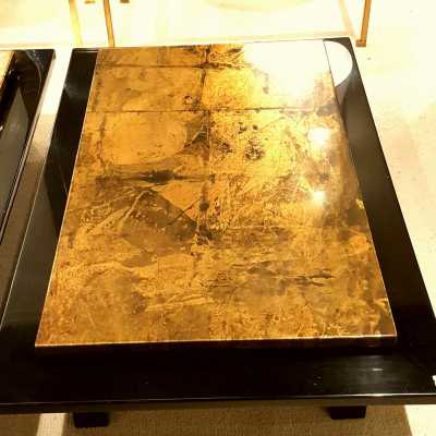 Paire de tables en laque noir et feuille d'or, XXème siècle
