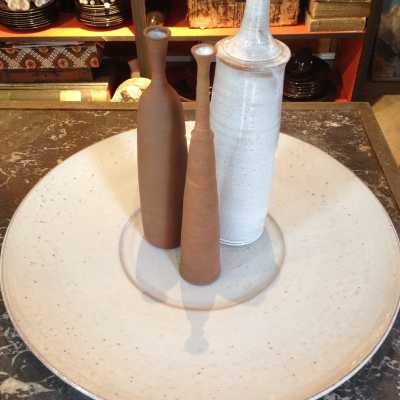 Plat et bouteilles de Roger Collet Vallauris, XXème siècle