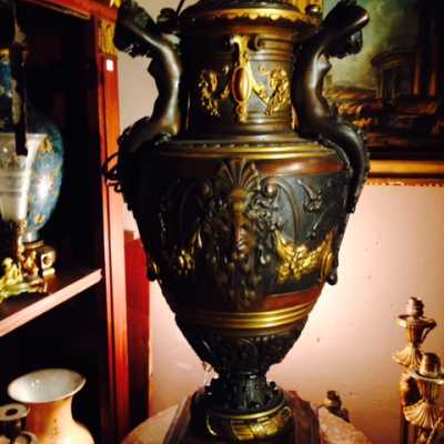Grand vase en bronze patiné et doré monté en lampe d'époque Napoléon III