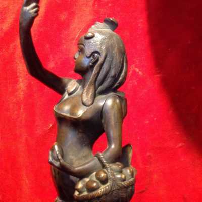 Deux sculptures en bronze, femmes costumées en coq et poule