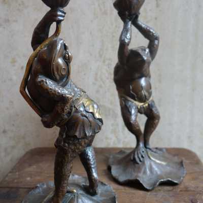 Paire de bougeoirs zoomorphes, crapauds sur nénuphars, en métal patiné et laqué, fin XIXe siècle