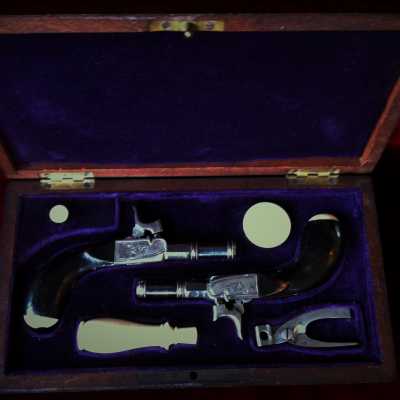 Paire de pistolets de voyages, en coffrets avec accessoires