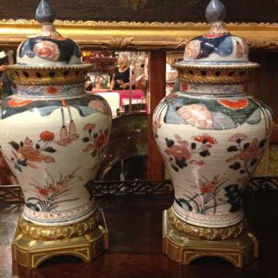 Paire de vases couverts, XIXème siècle