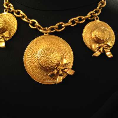 Collier aux chapeaux, Chanel, début 1980