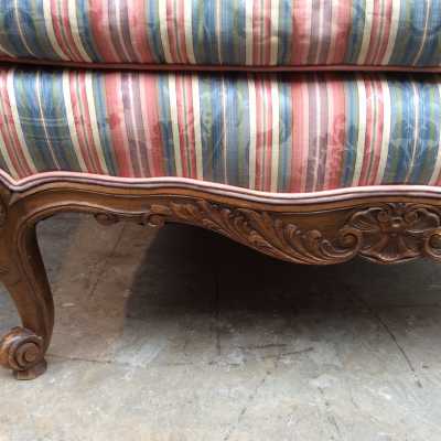 Paire de larges bergères de style louis XV