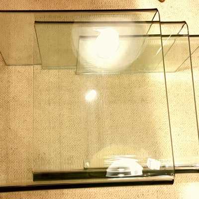 Trois tables gigognes en verre, XXème siècle