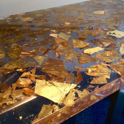 Table console en résine avec inclusions de feuilles d’or 24k (2014)