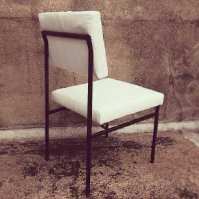 Suite de 8 chaises P60 d’Antoine Philippon et Jacqueline Lecoq, 1960