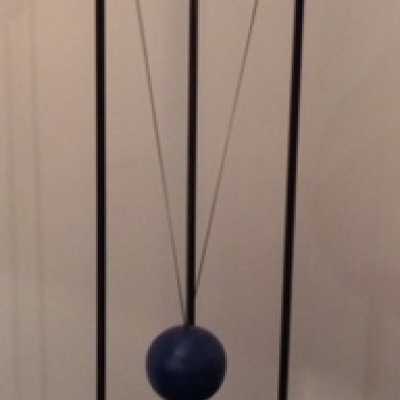 Lampadaire représentant des planètes en fer forgé, fils de fer et céramiques, 1990