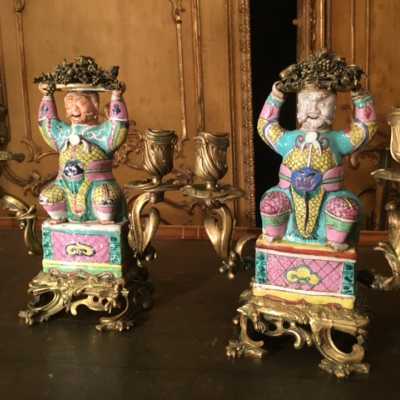 Paire de candélabres en bronze ciselé et doré et céramique, ancien travail dans le goût du XVIIIe