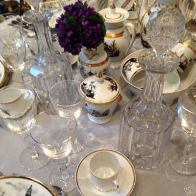 Assiettes Fornassetti, verres Saint-Louis et service à café 1850