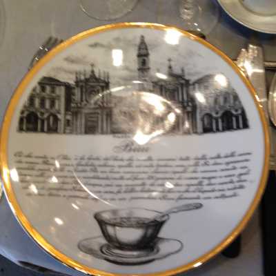 Assiettes Fornassetti, verres Saint-Louis et service à café 1850