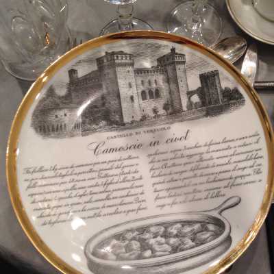 Assiettes Fornassetti, verres Saint-Louis et service à café 1850