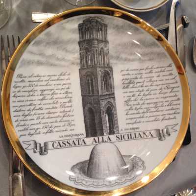 Assiettes Fornassetti, verres Saint-Louis et service à café 1850