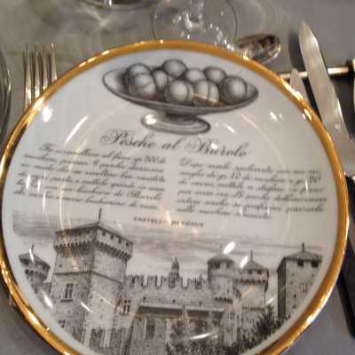 Assiettes Fornassetti, verres Saint-Louis et service à café 1850