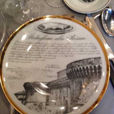 Assiettes Fornassetti, verres Saint-Louis et service à café 1850