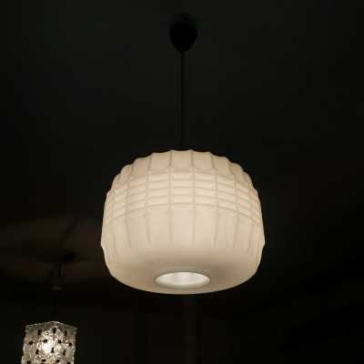 Suspension opaline circa 1950
