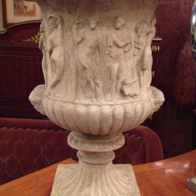 Suite de quatre vases Médicis de style néo-classique