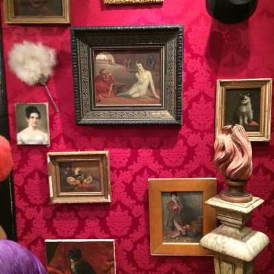 Mur de tableaux anciens
