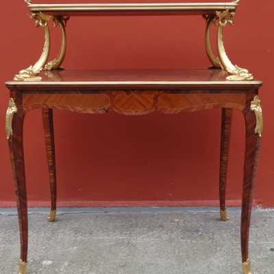 Table à thé d’époque Napoléon III en bois de rose et bronze doré à décor de dauphins