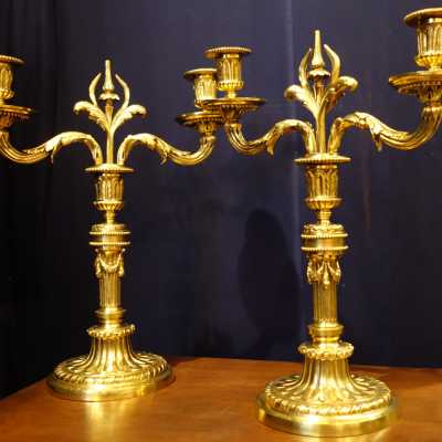 Très belle paire de chandeliers en bronze doré à deux bras de lumière de style Louis XVI, époque Napoléon III, finement ciselés et ouvragés