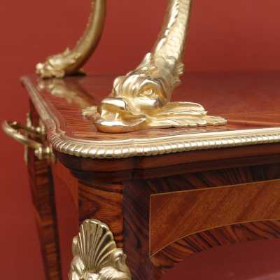 Table à thé d’époque Napoléon III en bois de rose et bronze doré à décor de dauphins