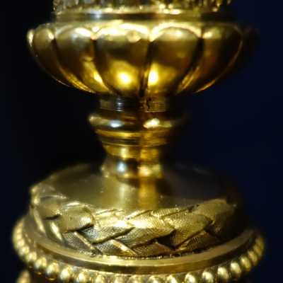 Très belle paire de chandeliers en bronze doré à deux bras de lumière de style Louis XVI, époque Napoléon III, finement ciselés et ouvragés