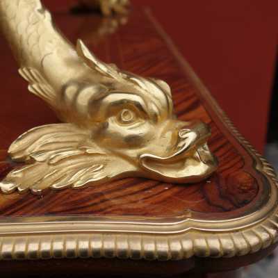 Table à thé d’époque Napoléon III en bois de rose et bronze doré à décor de dauphins