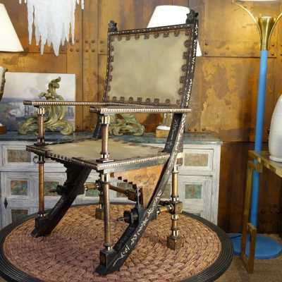 Fauteuil d'inspiration orientale avec des incrustations métalliques de cuivre, d'étain, de nacre et d'os, de Carlos Bugatti (1856-1940) circa 1890.