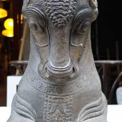 Moulage d'un chapiteau de colonne babylonien en terre cuite noire imitant la pierre de Persépolis, fin XIXe siècle, France