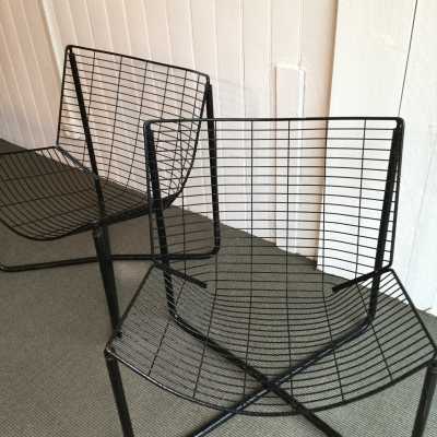 Deux fauteuils scandinaves en treillis de métal, Modèle "Jarpen", par Niels GAMMELGAARD, ca 1980
