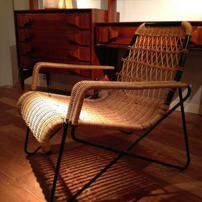 Fauteuil de Raoul Guys, rotin et piètement tubulaire en métal, Airborne, France, circa 1950