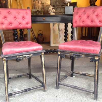 Fausse paire de chaises Napoléon III, bois noirci, dorures d'origine et tapissées de soie