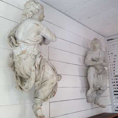 Paire d'anges en tilleul sculpté, fin XVIIe siècle