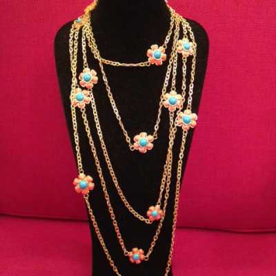 Sautoir Chanel, chaîne et marguerites en pâte de verre, circa 1980