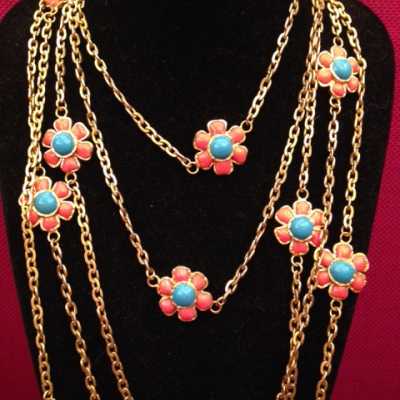 Sautoir Chanel, chaîne et marguerites en pâte de verre, circa 1980