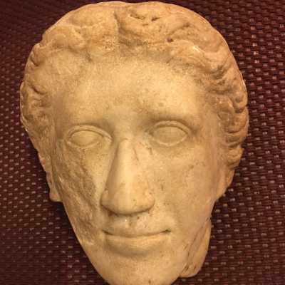 Tête de femme d’époque romaine en marbre