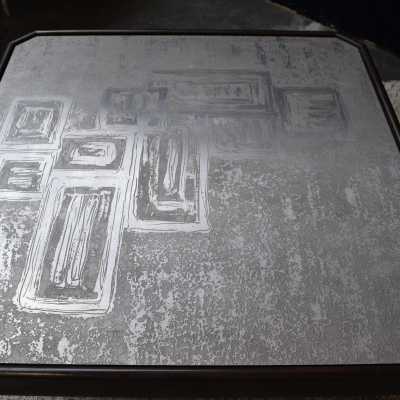 TABLE DESIGN ALLEMAND CIRCA 1970.DESSUS ALUMINIUM GRAVE A L'ACIDE.